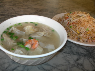 チャーハンとワンタンスープ